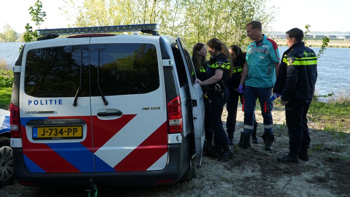 Inbreker probeert te vluchten, springt in kreek_2.JPG