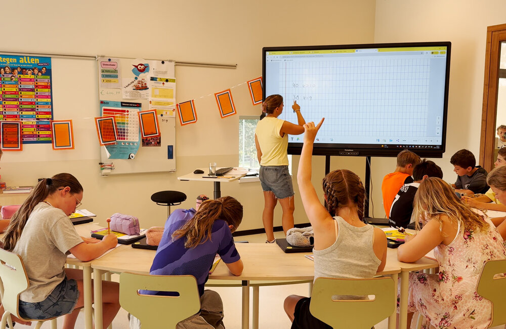 Groep 8 van De Steiger heeft geen last van de warmte buiten - ©Omroep ZVL