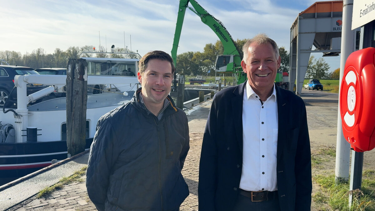 Jacco Vader en Luc Mangnus in de haven van Walsoorden - ©Omroep ZVL