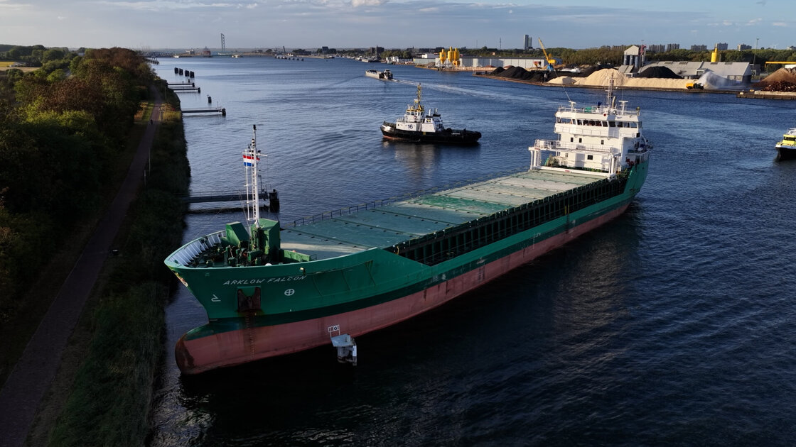 Vrachtschip loopt vast tegen zijkant kanaal bij Terneuzen