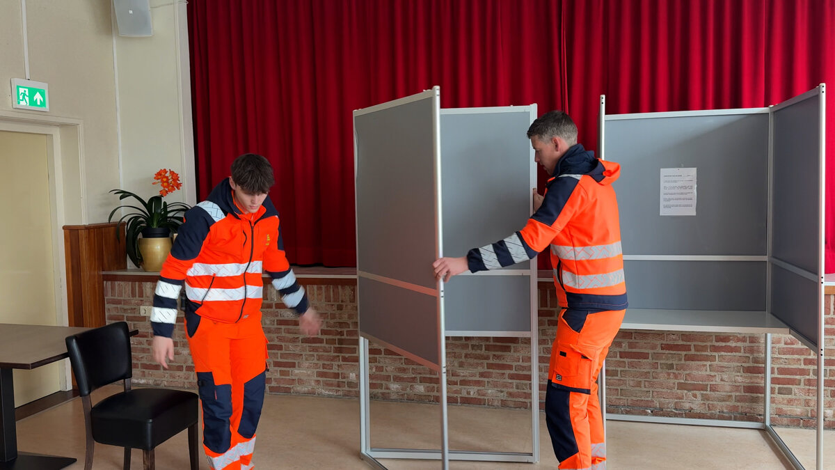 Opbouwen stemlokaal Sint Kruis - ©Omroep ZVL
