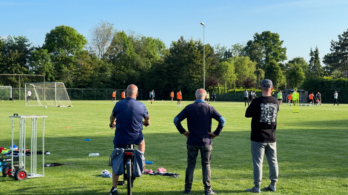Suppoters HSV Hoek kijken naar training - ©Omroep ZVL