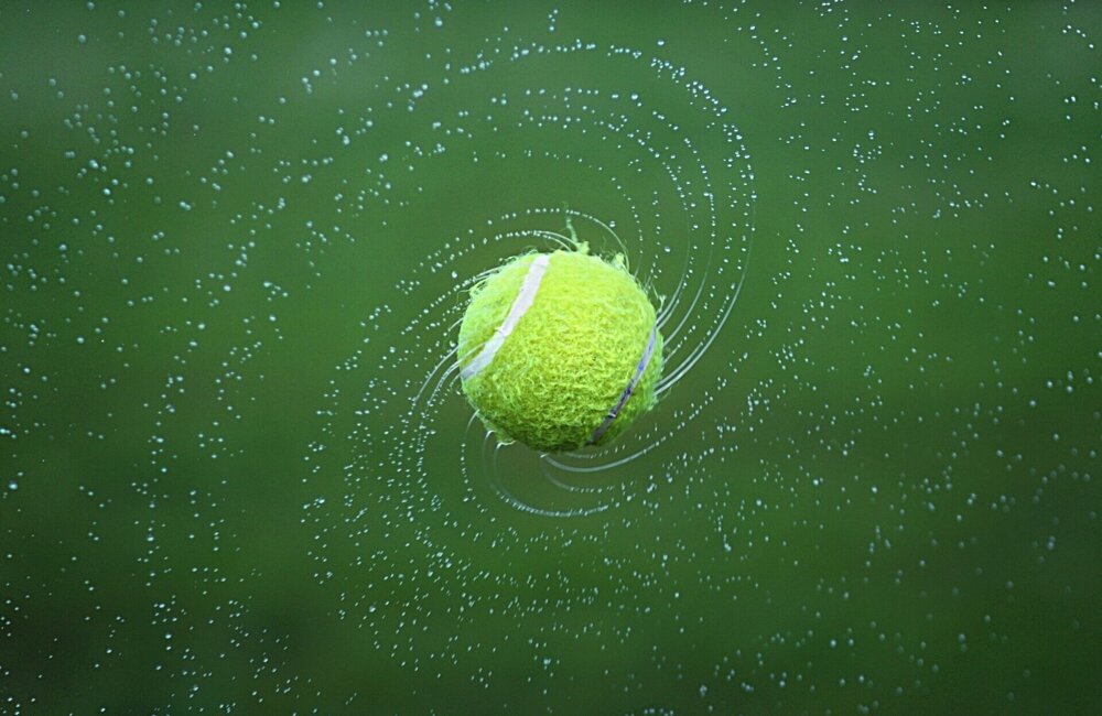 Tennisbal water regen.jpg