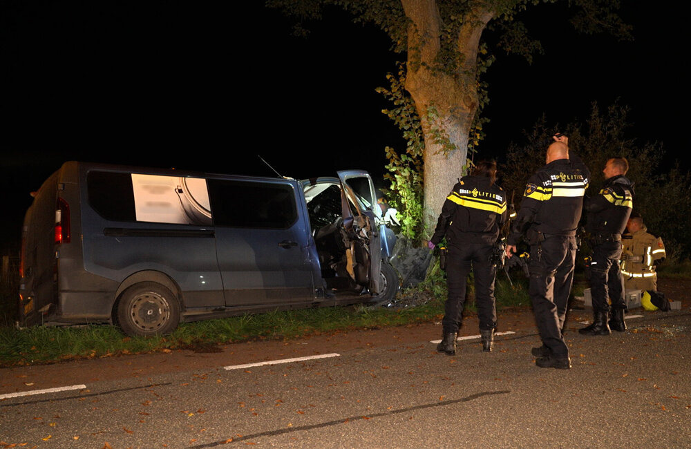 2026.10.12 Bestuurder met spoed naar ziekenhuis na zware crash tegen boom bij Biervliet.00_00_36_22.Still0051
