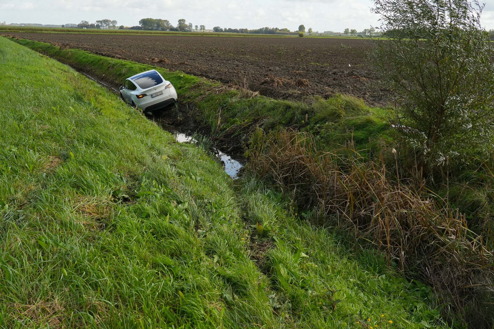 Belgische Tesla belandt in IJzendijkse sloot2
