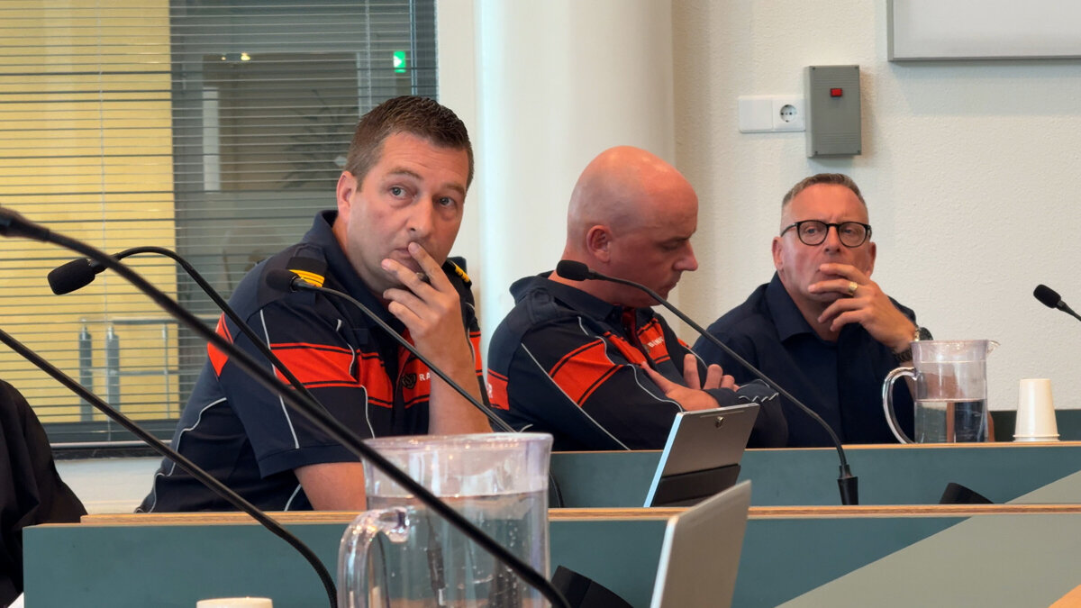 Kees van Lambalgen luistert aandachtig tijdens de zitting - ©Omroep ZVL