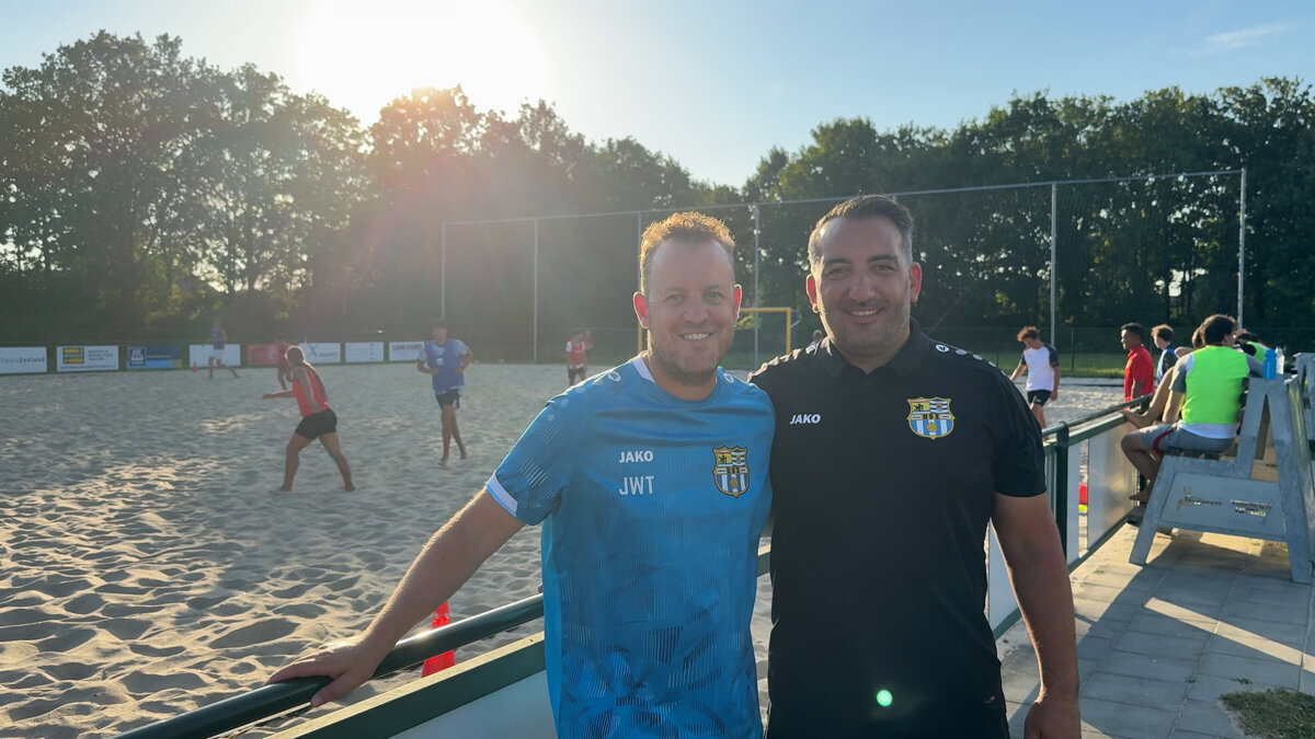 Jan-Willem Tangelder (l) en Veli Eryürük (r) van Beach Soccer Zeeland - ©Omroep ZVL