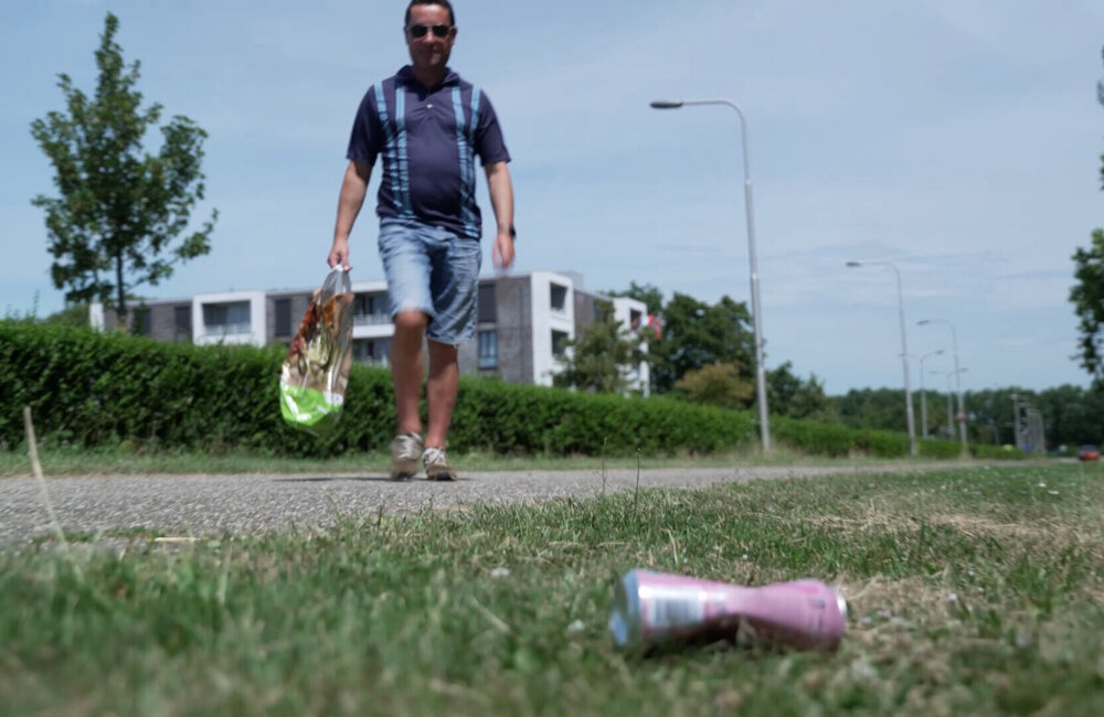 Meester Menno plukt statiegeld uit de berm - ©Omroep ZVL