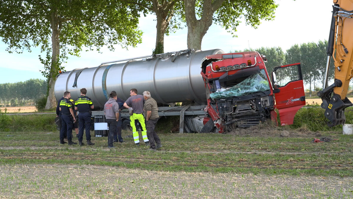 2026.08.25 Vrachtwagen tegen boom en in sloot bij Biervliet.00_00_13_03.Still006