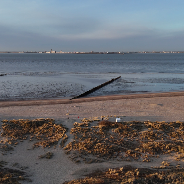 Archief_Kustlijn_Strand bij Breskens met Vlissingen in de verte_WB.png