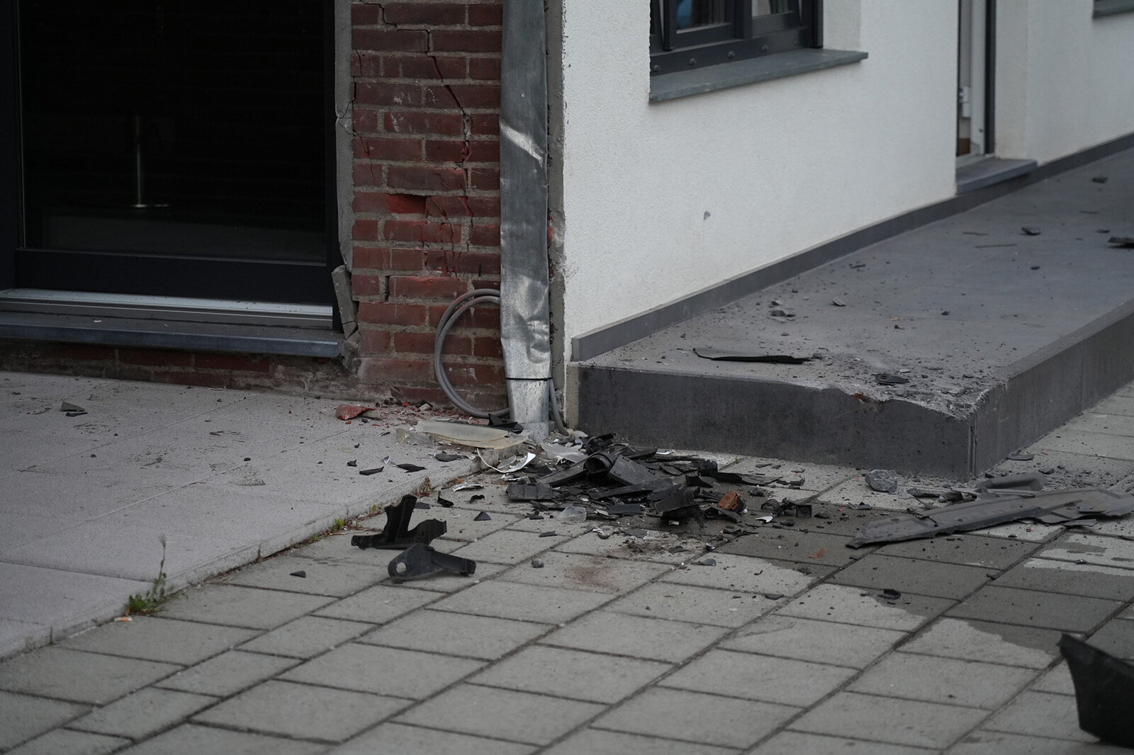 2026.06.27 Auto rijdt tegen gevel van woning in Kloosterzande1