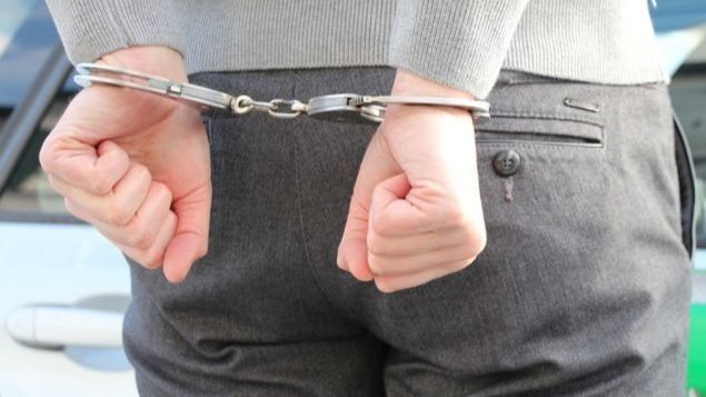 Handboeien arresteren.jpg