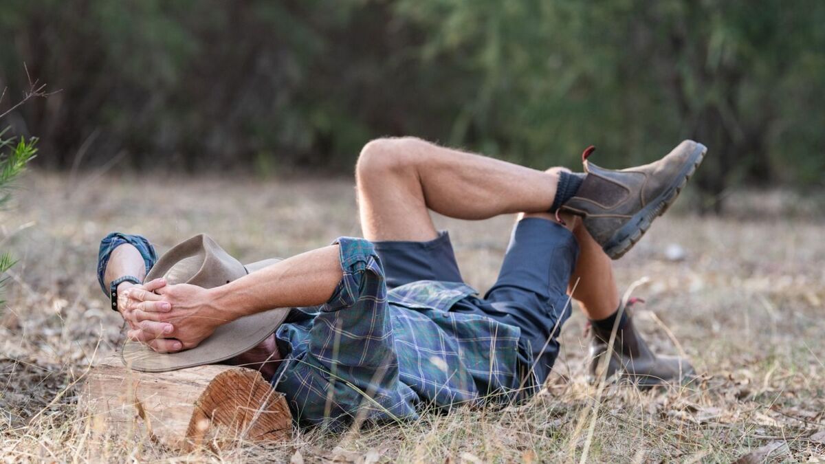 man ligt op de grond.jpg