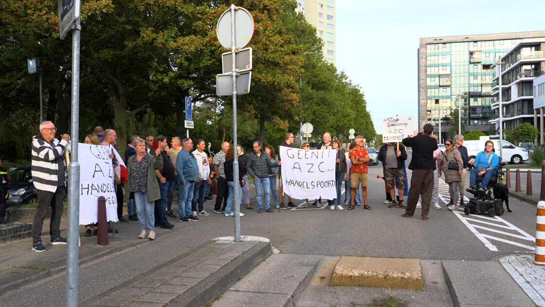 Tientallen inwoners demonstreren bij gemeentehuis Terneuzen tegen komst AZC voorafgaand aan raadsver