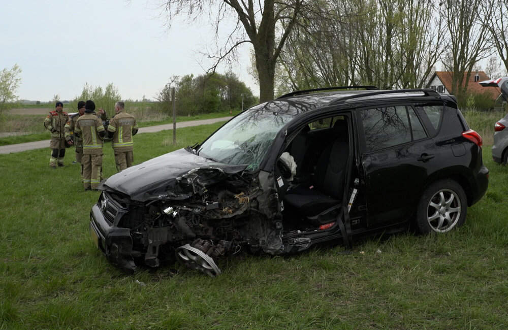 2026.04.11 Auto tegen boom Boomgaardweg Sluis.00_00_05_40.Still001.jpg