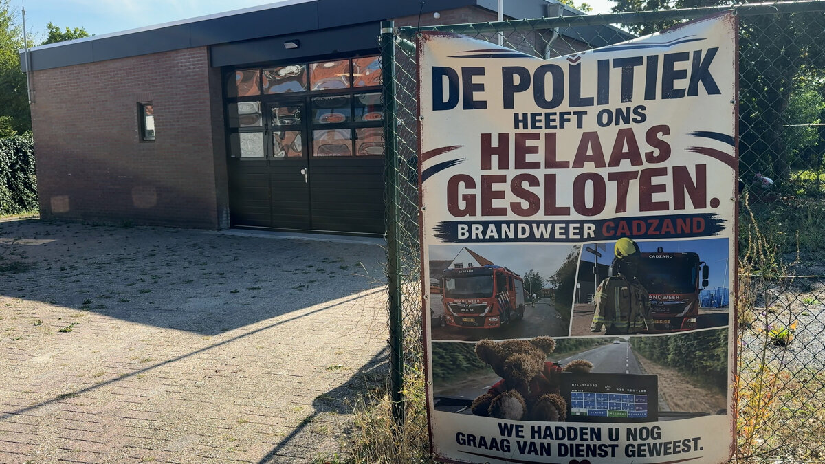 Spandoek voor de dichte kazerne in Cadzand - ©Omroep ZVL