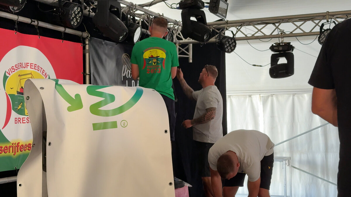 Vrijwilligers bezig met de laatste puntjes - ©Omroep ZVL