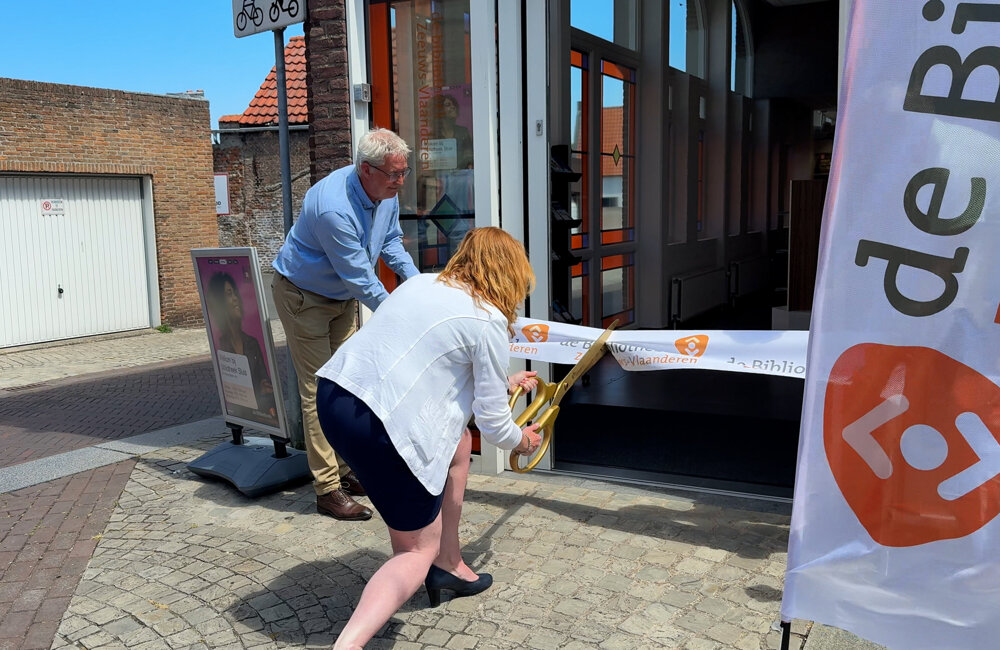 Wethouder Patricia van de Vijver opent de nieuwe vestiging van de bibliotheek in Sluis - ©Omroep ZVL