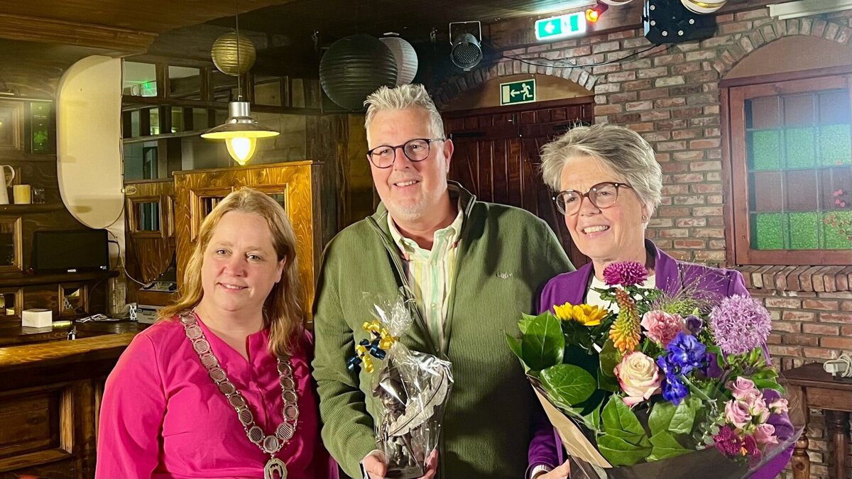 Marco van Dorst ontvangt Pluimpagadder van burgemeester Ilona Jense-van Haarst - ©Omroep ZVL