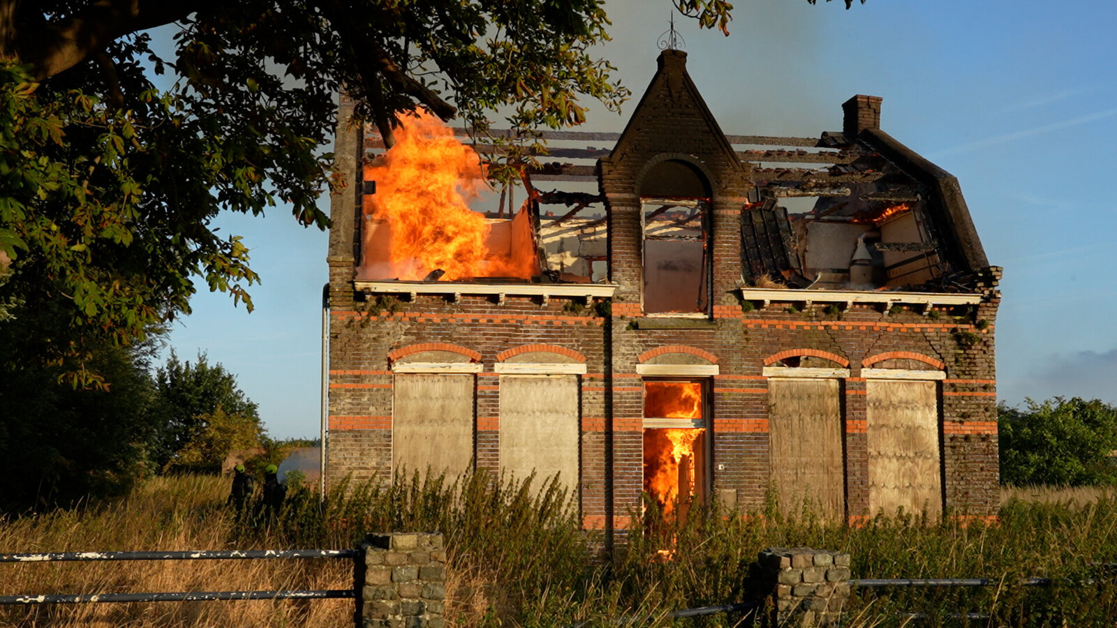 2026.07.23 Felle brand in leegstaande woonboerderij Westdorpe.00_00_05_23.Still001