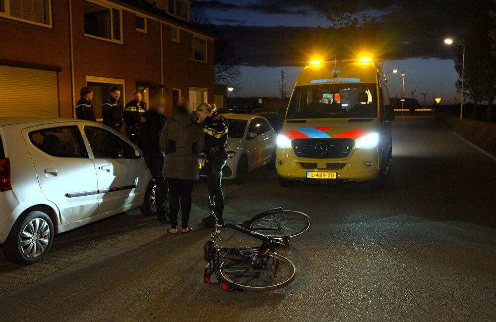 2026.04.11 Fietster naar ziekenhuis na botsing met geparkeerde auto in Axel.00_01_04_14.Still004.jpg