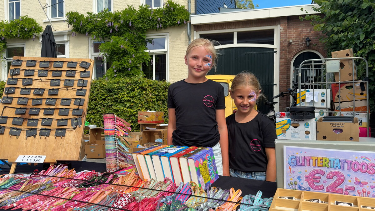 Marit en Linde verkochten sieraden en glittertattoos - ©Omroep ZVL 
