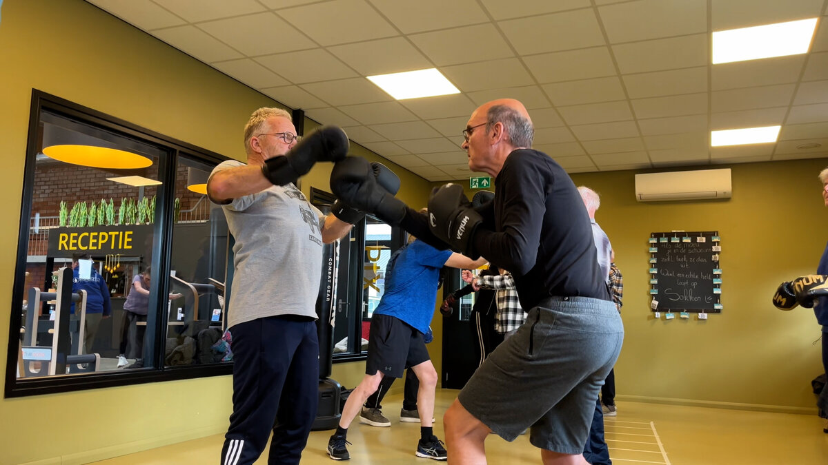 Oefenen van stoten tijdens Parkinson Boksen - ©Omroep ZVL.jpg