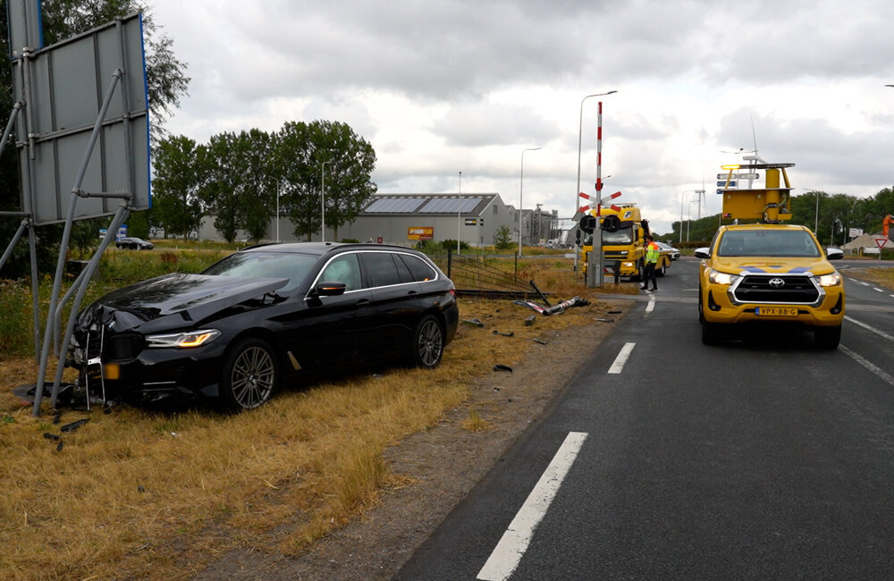 2026.07.03 Bestuurder naar ziekenhuis na ongeval bij spoorwegovergang in Axel.00_00_08_21.Still001