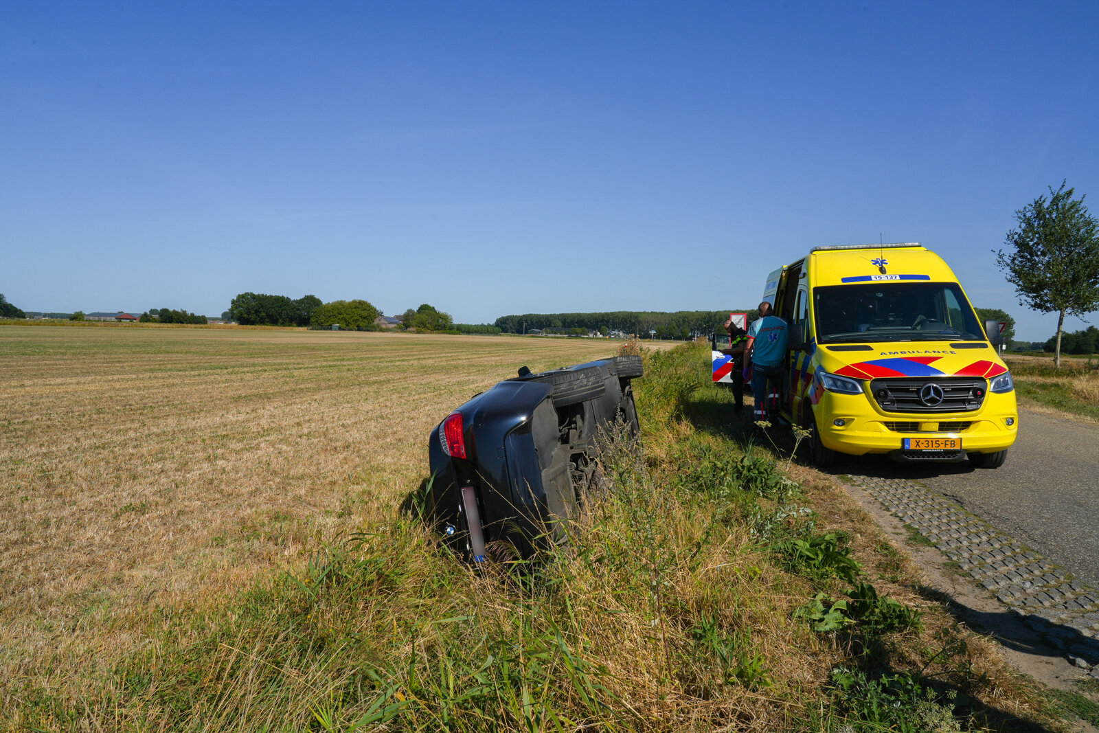 Auto komt op zijkant in droge sloot terecht bij Hulst1