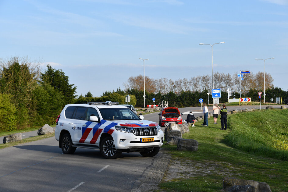Belg rijdt tegen kei in berm Cadzand-Bad