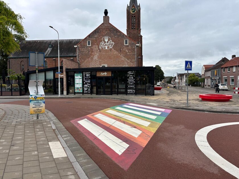 Gemeenteraad Terneuzen wijst motie tegen regenboogpad Axel af