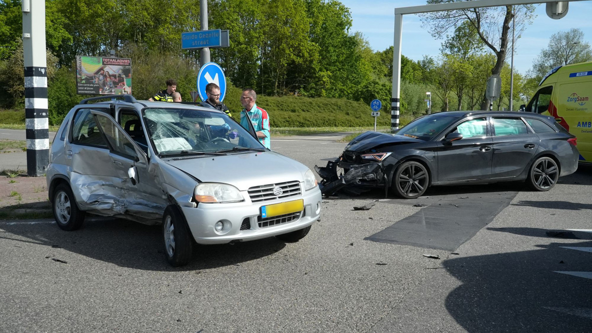 Grote schade na ongeval op kruising Terneuzen_3.JPG