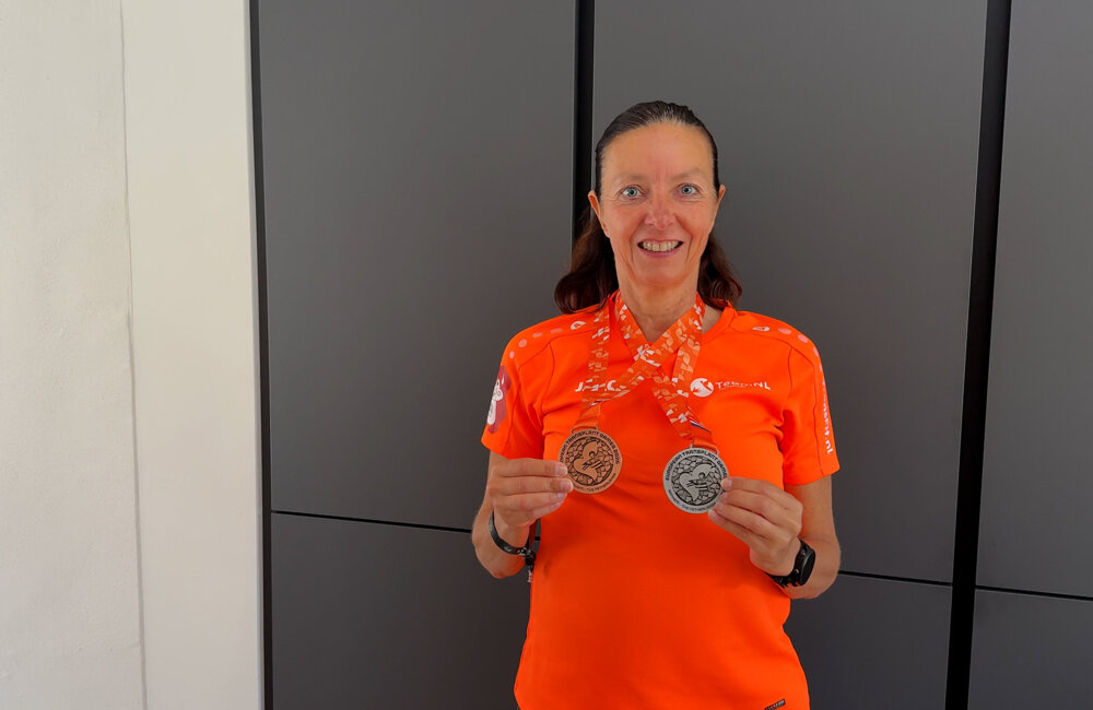 Chantal Schilperoordt met haar medailles tijdens de European Transplant Games - ©Omroep ZVL