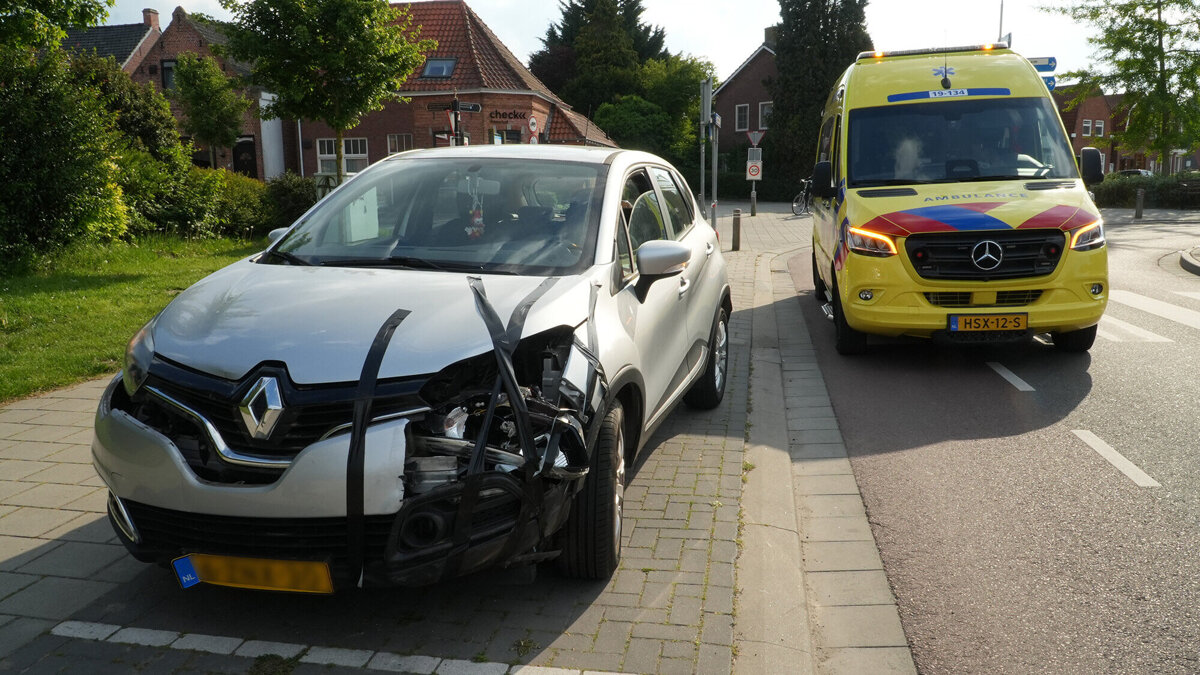 Auto rijdt op paaltje in bocht Tivoliweg Hulst_2.jpg