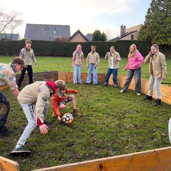 Scouting Hubertus terneuzen Verkenners en gipa's bal spel.jpg