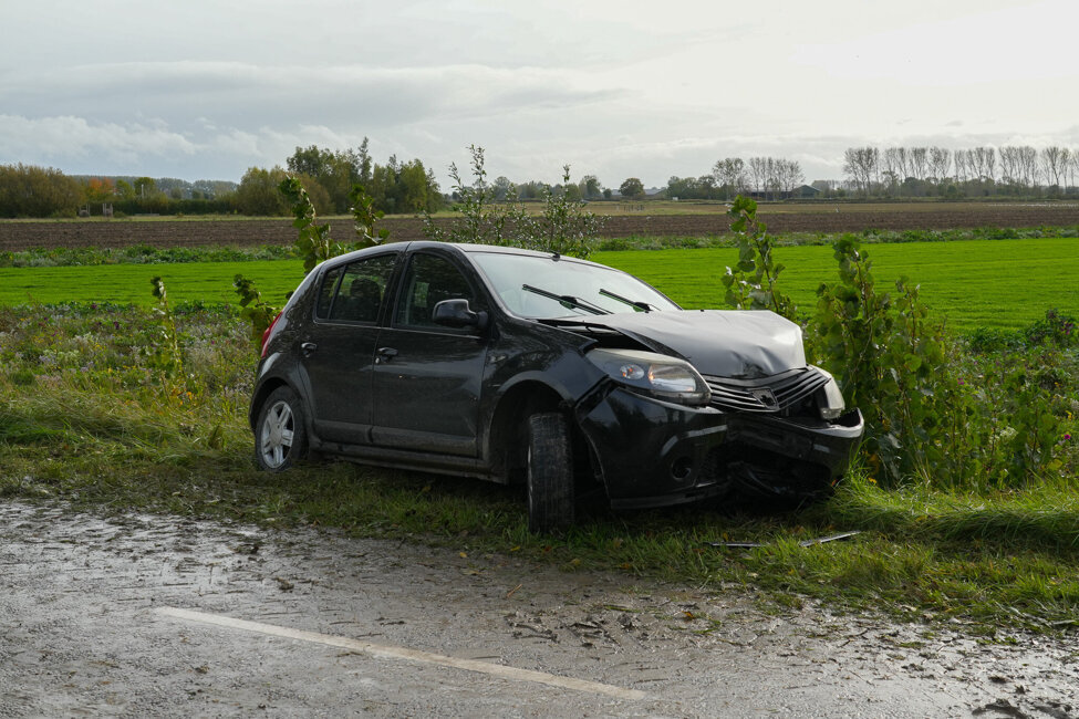 Auto tegen boom door enorme hoeveelheid modder op de weg3