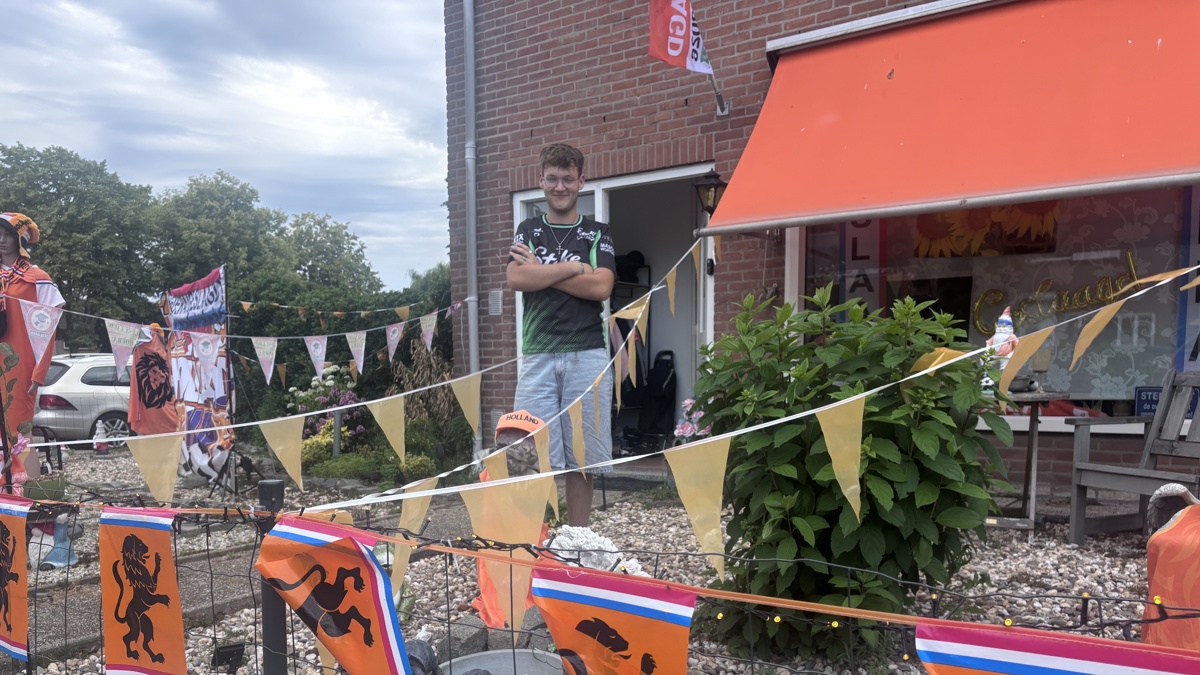 Levi (16) zingt lied tijdens stille tocht
