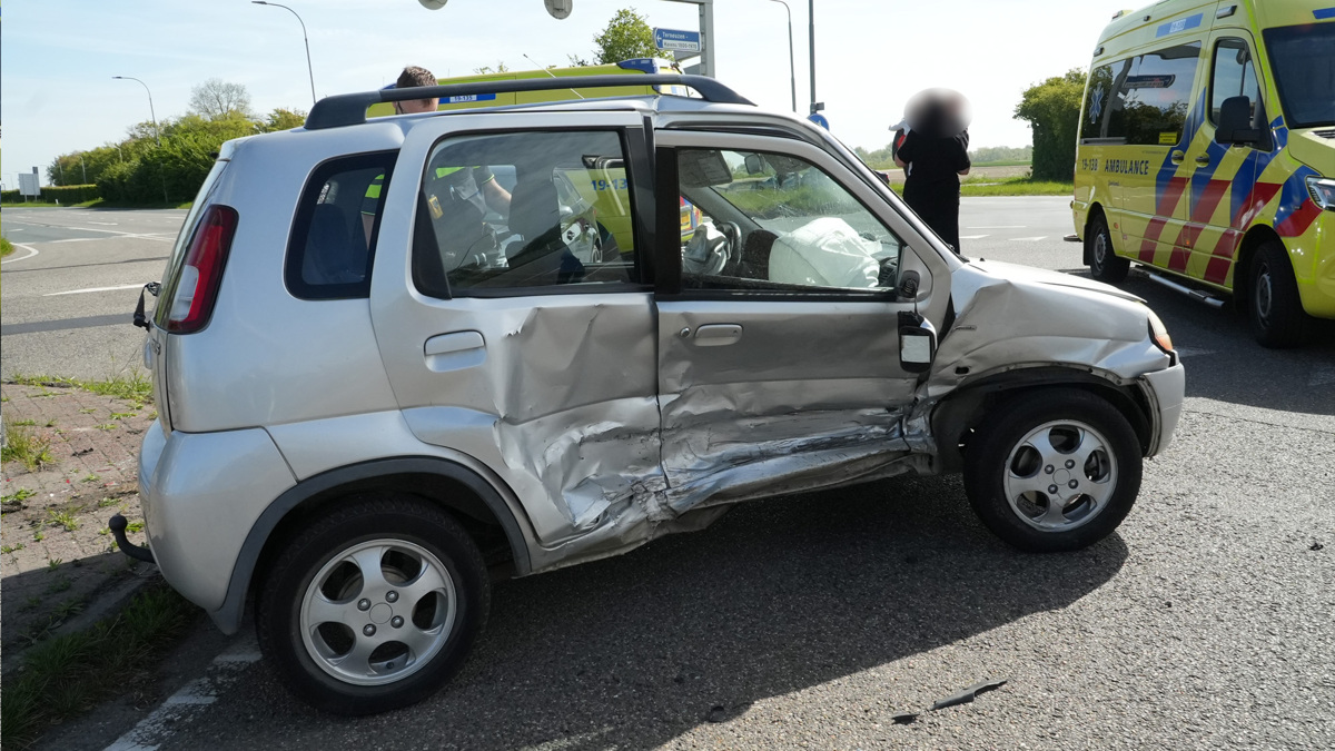 Grote schade na ongeval op kruising Terneuzen_8.JPG