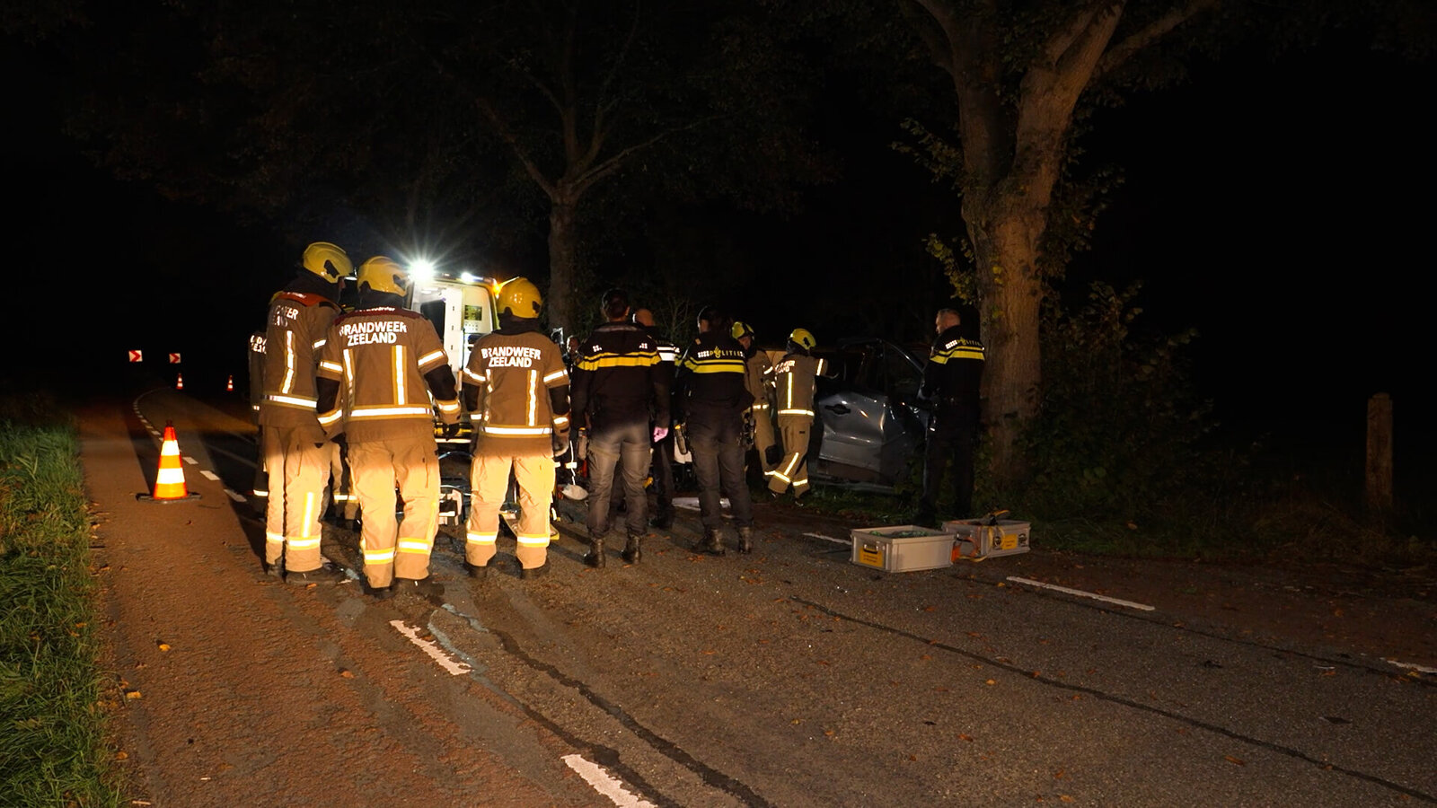 2026.10.12 Bestuurder met spoed naar ziekenhuis na zware crash tegen boom bij Biervliet.00_00_26_24.Still004