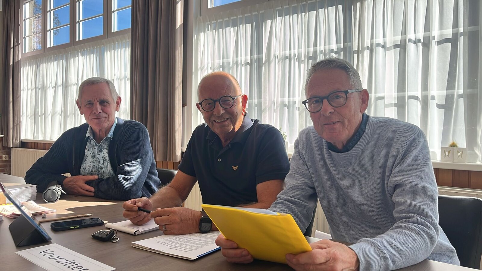 Stembureau Sint Kruis (vlnr: Arnold van den Boogaard - Freddy van Britsom (voorzitter) - Erik de Cocq) - ©Omroep ZVL