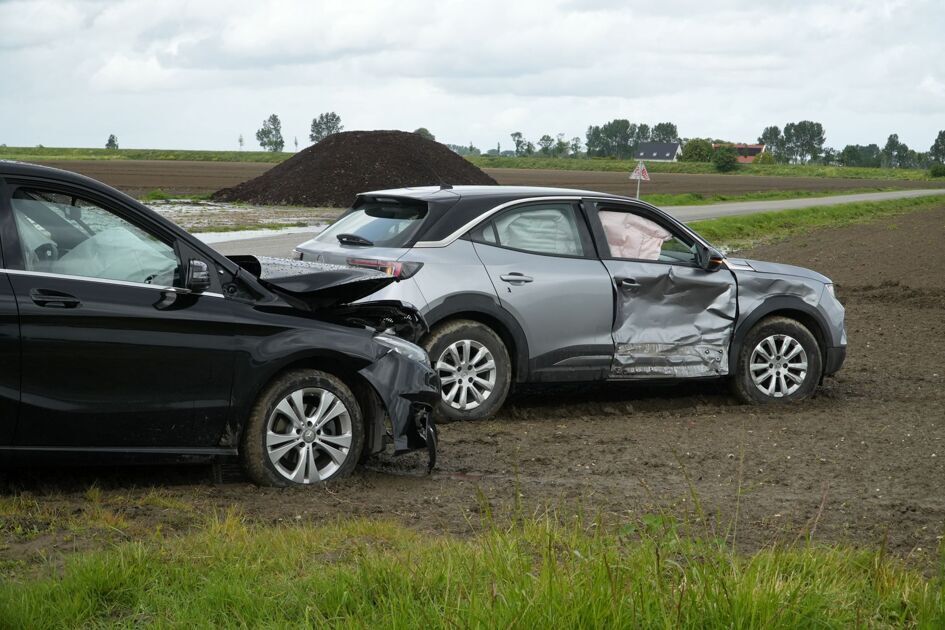 Twee auto’s botsen op kruising tussen Terneuzen en Zaamslag, flinke schade