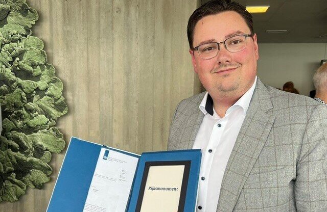 De Buck met schild Rijksmonument