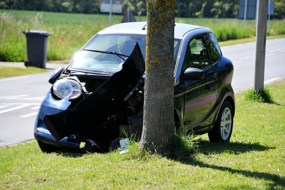 Brommobiel beschadigd na botsing met boom bij Vogelwaarde