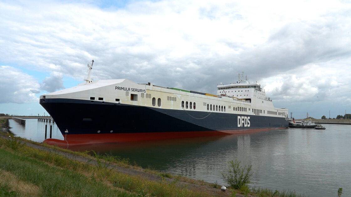 Zeeschip loopt vast in Buitenhaven Terneuzen. Sleepboten uren bezig om schip los te trekken.
