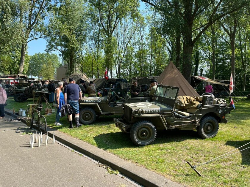 Op de foto in legertenue