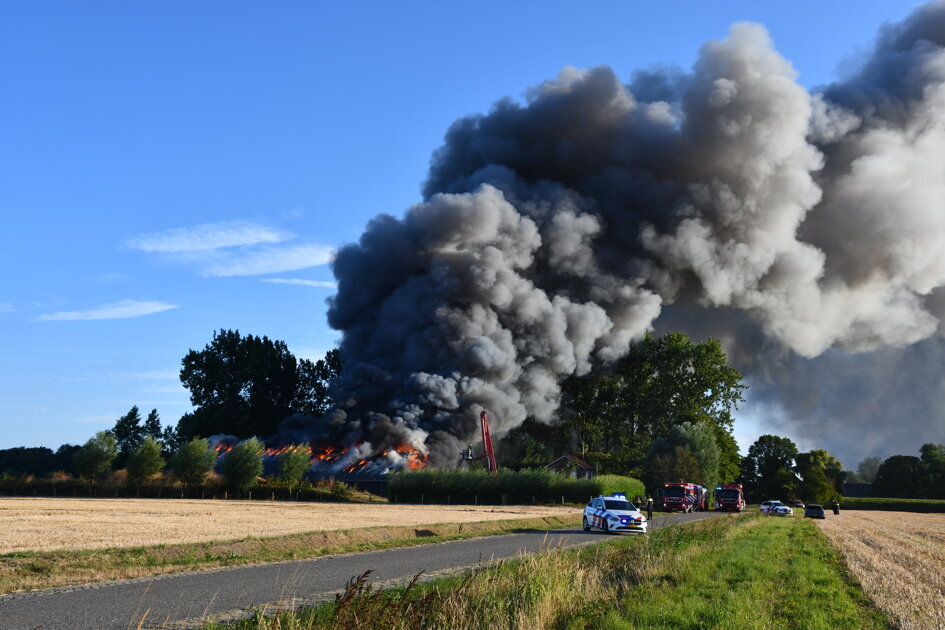 Grote uitslaande brand in paardenstal Aardenburg