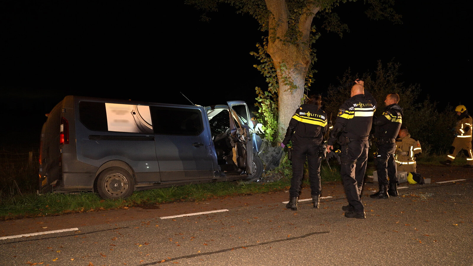 2026.10.12 Bestuurder met spoed naar ziekenhuis na zware crash tegen boom bij Biervliet.00_00_36_22.Still0051