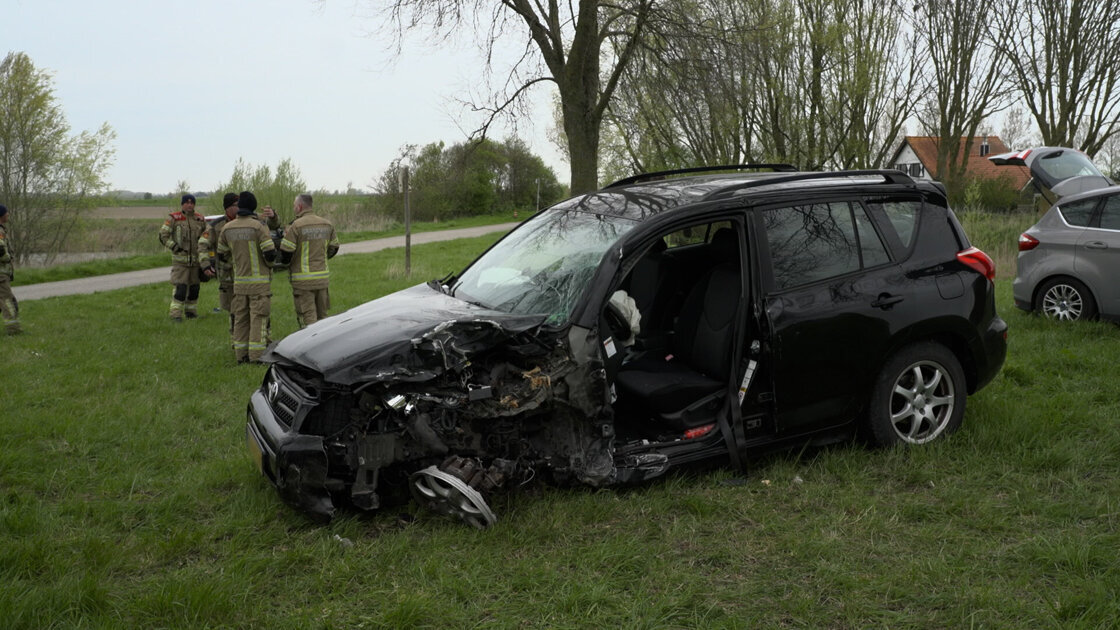 Twee gewonden na aanrijding auto met boom bij Sluis