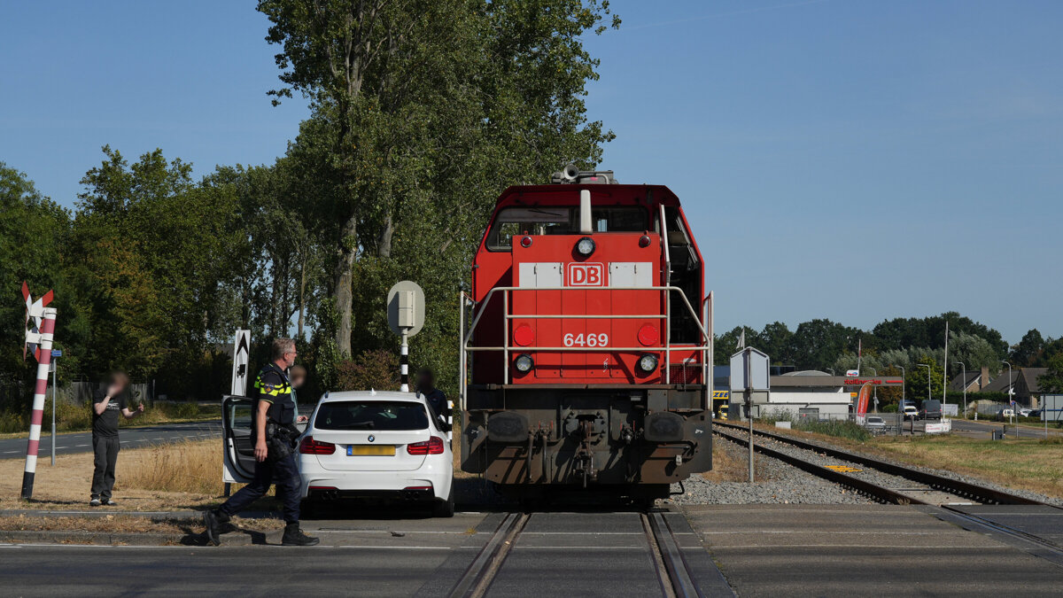 Auto en trein botsen op spoorwegovergang Terneuzen1