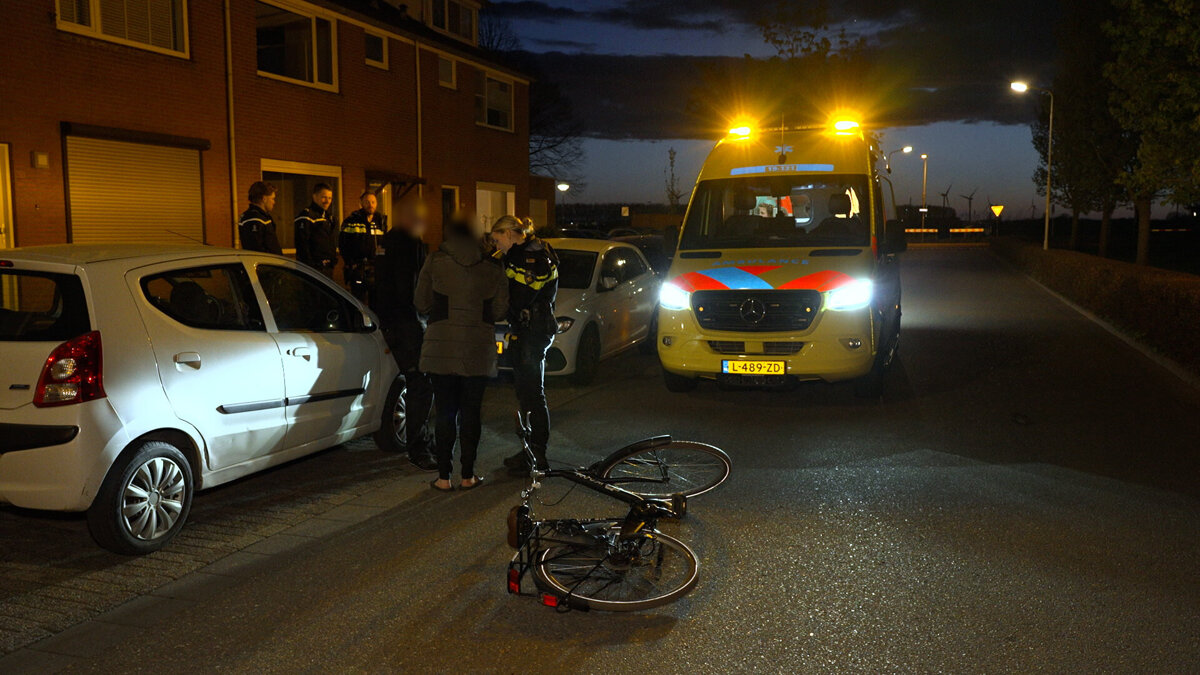 2026.04.11 Fietster naar ziekenhuis na botsing met geparkeerde auto in Axel.00_01_04_14.Still004.jpg